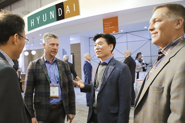 ▲ 20일 오후(현지 시간), 유정석 현대L&C 대표이사가 미국 현지 바이어들에게 제품에 대해 설명하고 있는 모습ⓒ현대백화점그룹