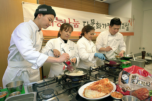 ▲ 지난 23일 신세계푸드가 서울 성동구 성수동 종합식품연구소 올반LAB에서 중국, 필리핀 등 다문화가정을 초청해김치를 활용한 요리교실을 개최했다ⓒ신세계푸드