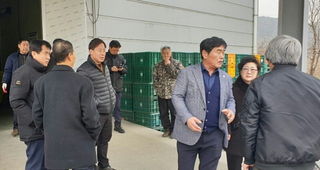 ▲ 지난 20일 단양군의회 의원과 단양아로니아 영농조합원들이 가공센터 냉동창고 앞에서 특위 조사와 관련해 입씨름을 벌이고 있다.ⓒ독자 제공