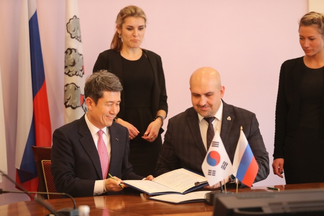 ▲ 이강덕(왼쪽) 포항시장과 이바넨코 비탈리이(오른쪽) 페트로파블롭스크 캄차츠키시장이 우호증진 업무협력협약서를 체결하고 있다.ⓒ포항시