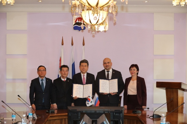 ▲ 이강덕 시장(중간)이 업무협력협약서를 체결하고 기념사진을 촬영하고 있다.ⓒ포항시