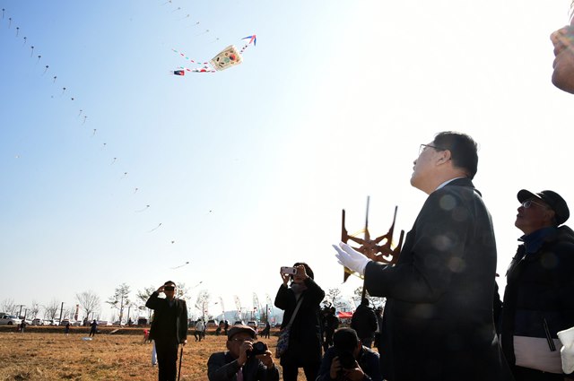 ▲ 주낙영 경주시장이 시민들과 함게 연날리기를 하고 있다.ⓒ경주시