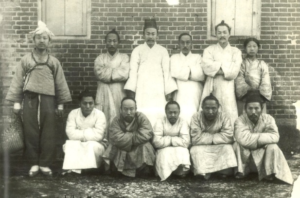 ▲ 1903년경 한성감옥의 종신죄수 이승만(왼쪽)과 감방동료들. 앞줄 오른쪽에서 두번째가 이상재.ⓒ자료사진