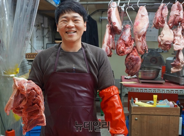 ▲ 영동전통시장의 유일한 청년상인 이효중 로또축산 대표가 점포에서 고기 선별 작업을 하다가 사진촬영에 응하고 있다.ⓒ김정원 기자