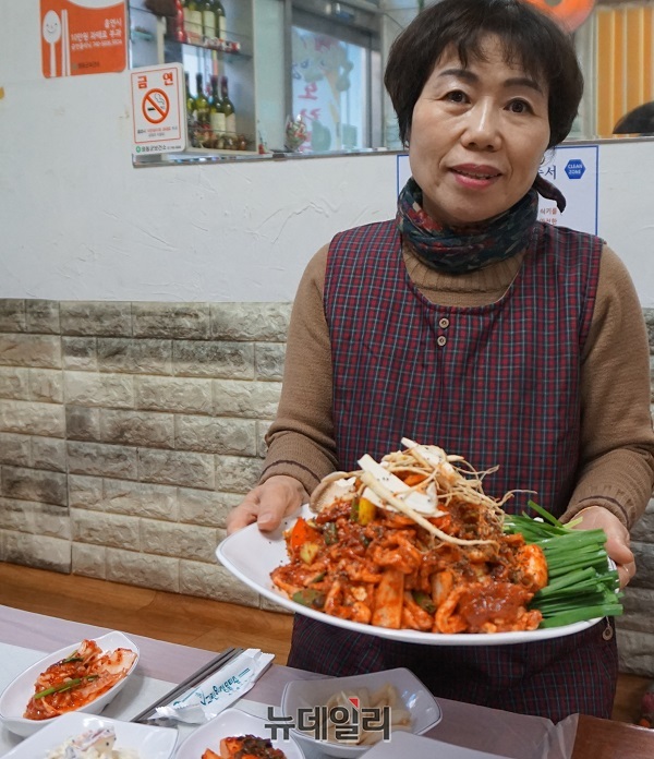 ▲ 한방오리에 와인을 넣어 숙성시킨 뒤 인삼과 버섯, 호박 등을 넣어 맛있게 만든 한방오리주물럭을 주재숙 한방오리집 대표가 선보이고 있다.ⓒ김정원 기자