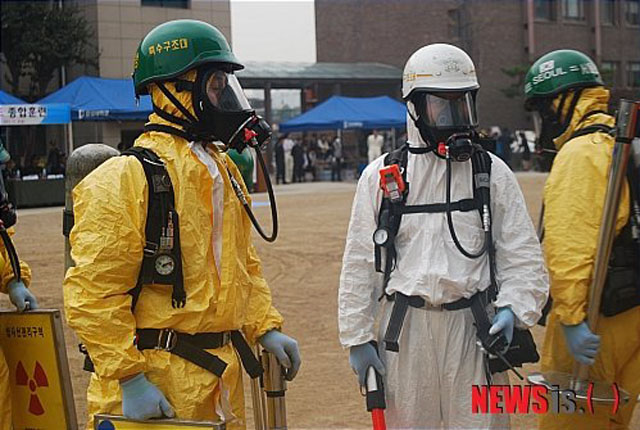 ▲ 유엔 안보리 대북제재위가 '인도적 대북지원'을 허용한다며 세계보건기구(WHO)의 방사능 탐지기 북한 반입을 허용했다. 사진은 2011년 방사능 탐지훈련 중인 소방관들의 모습. ⓒ뉴시스. 무단전재 및 재배포 금지.