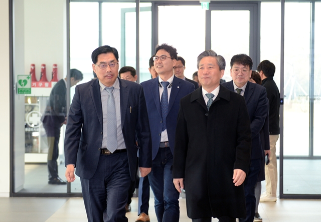 ▲ 성윤모 산업부 장관은 25일 대웅제약의 오송 스마트공장에 방문했다. ⓒ대웅제약