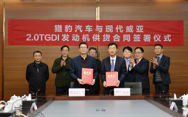 ▲ 현대위아 산동법인장 신문영 상무(앞줄 오른쪽)와 장풍기차 동국발(邓菊发) 구매부사장이 22일 중국 호남성 창사시 장풍기차 창사연구소에서 1조원 규모의 2000cc급 가솔린 터보 엔진 공급 계약을 맺었다ⓒ현대위아