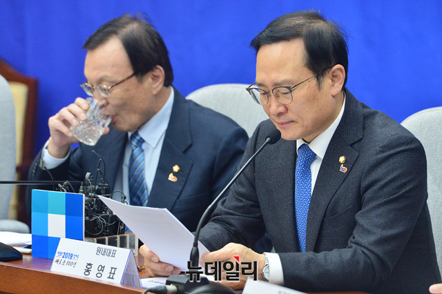 ▲ 홍영표 더불어민주당 원내대표가 20일 오전 국회에서 열린 확대간부회의에서 모두발언을 하고 있다. 박성원 기자