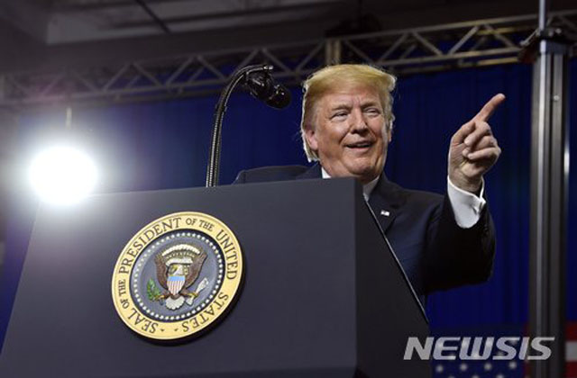 ▲ 도널드 트럼프 미국 대통령. 북한이 24일 선전매체를 통해 내놓은 논평은 마치 트럼프에게 매달리는 듯한 모습을 보여준다. ⓒ뉴시스. 무단전재 및 재배포 금지.