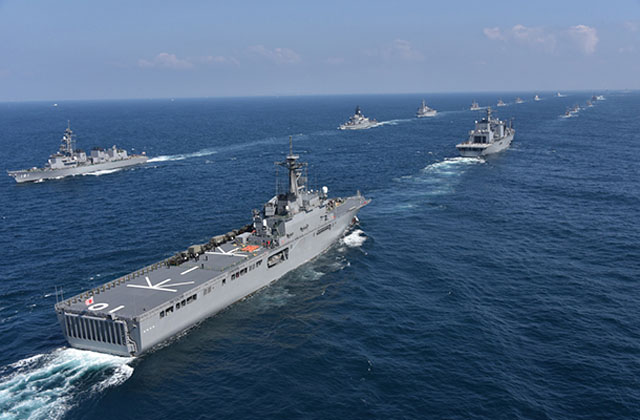 ▲ 2015년 열린 일본 해상자위대 관함식. 이때는 한국 해군 구축함 '대조영' 함도 참가했다. ⓒ일본 방위성 공개사진.