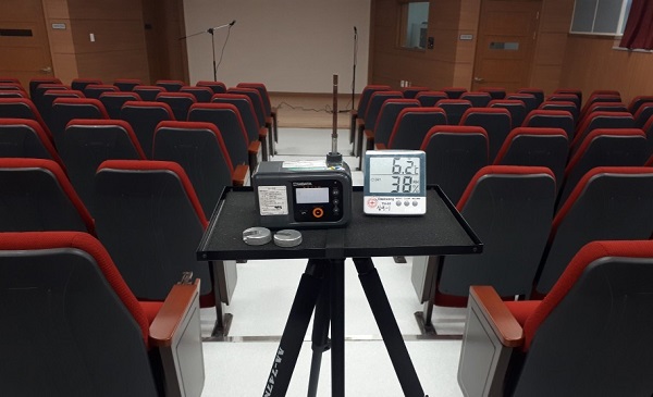 ▲ 세종시교육청이 실내 공기질을 측정하고 있는 장면.ⓒ세종시교육청