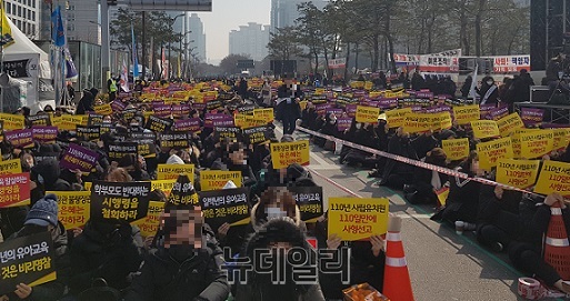 ▲ 25일 서울 여의도 국회의사당 앞에서 한국유치원총연합회가 개최한 '교육부 시행령 반대 총궐기대회'에 참가한 한유총 회원 등이 정부의 유아교육 정책에 반대하는 피켓을 들고 있다. ⓒ류용환 기자