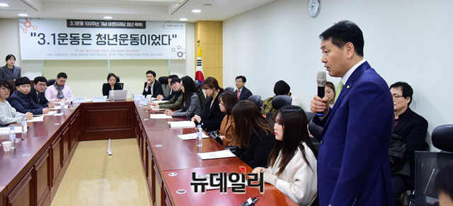 ▲ 바른미래연구원은 25일 국회의원회관 제5간담회실에서 주최한 3.1운동 100주년 기념 좌담회 ‘3.1운동은 청년운동이었다’를 개최했다. 인사말 중인 김관영 원내대표. 박성원 기자