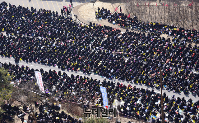 ▲ 25일 오후 국회 앞 대로에서 열린 한유총의 '교육부 시행령 반대 총궐기대회'에는 주최 측 추산 3만여 명이 참석했다. 박성원 기자