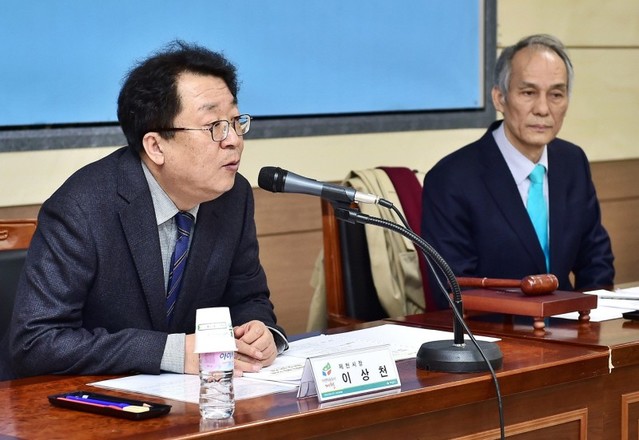 ▲ 이상천 시장(왼쪽)이 제천문화재단 창립 이사회에서 인사말을 하고 있다.ⓒ제천시