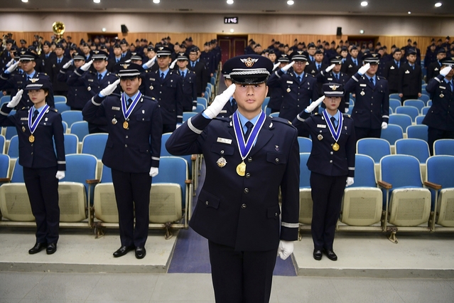 ▲ 영진전문대 제3기 공군부사관학군단(RNTC) 임관식이 25일 오전 공군 교육사령부에서 진행됐다.(사진은 임관식에서 임관자들이 영공방위의 의지를 다짐하며 경례하는 모습)ⓒ영진전문대