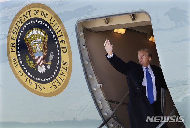 ▲ 25일(현지시간) 메릴랜드 앤드루스 공군기지에서 대통령 전용기에 오르는 도널드 트럼프 미국 대통령. ⓒ뉴시스 AP. 무단전재 및 재배포 금지.