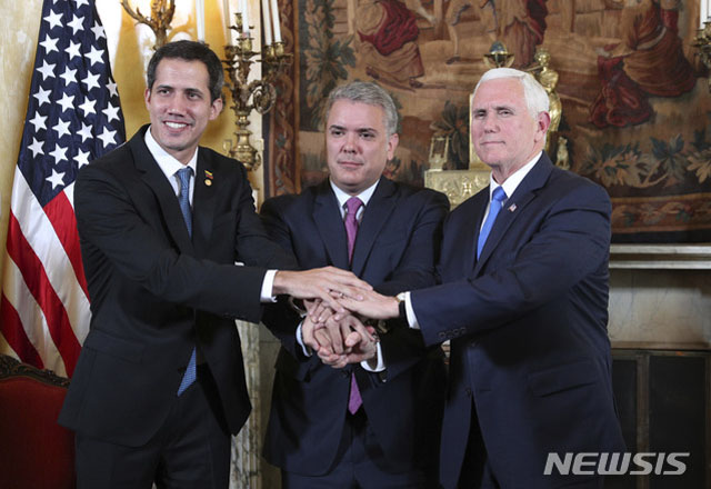 ▲ '리마 그룹'에서 만나 손을 맞잡은 후안 과이도 베네수엘라 임시 대통령, 이반 두케 콜롬비아 대통령, 마이크 펜스 미국 부통령. ⓒ뉴시스 AP. 무단전재 및 재배포 금지.