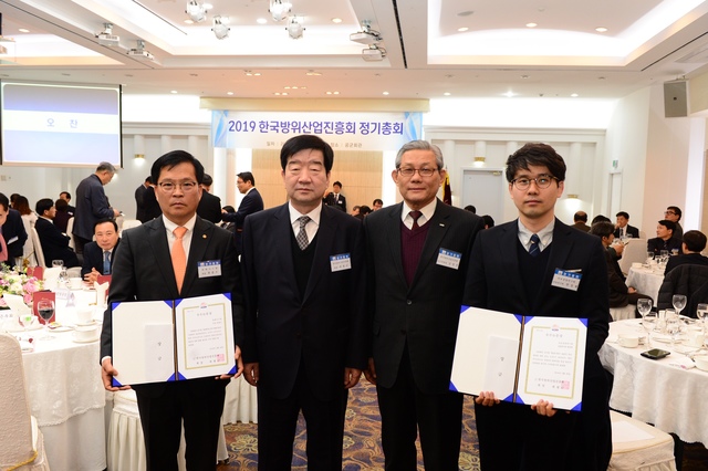 ▲ 한화시스템 류종수 부장이 26일 공군회관에서 진행된'2018 방위산업 우수논문 공모전' 시상식에서 최우수상을 수상했다. 왼쪽부터 한화시스템 류종수 부장, 한국방위산업진흥회 최평규 회장, 김영후 상근부회장.ⓒ한화시스템