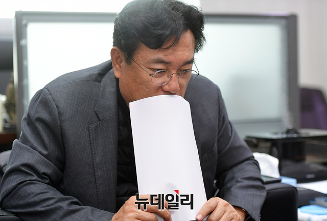 ▲ 정진석 자유한국당 의원이 25일 국회의원회관에서 와의 인터뷰에 임하다 생각에 잠긴 모습.ⓒ정상윤 기자