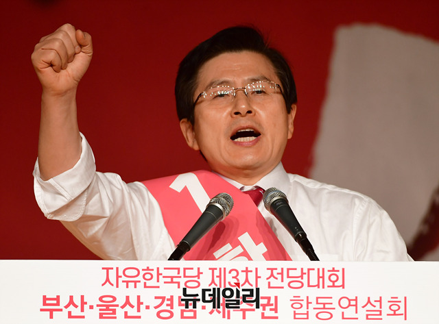 ▲ 황교안 자유한국당 당대표 후보가 21일 오후 부산 해운대구 벡스코에서 열린 2·27 전당대회 부산·울산·경남·제주권 합동연설회에서 지지를 호소하고 있다.