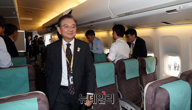 ▲ 2018 평양 남북정상회담 특별수행원 자격으로 평양을 방문하는 홍석현 중앙 홀딩스 회장.