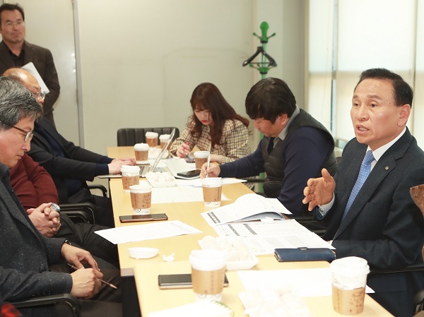 ▲ 구본영 천안시장이 26일 유관순 건국훈장 1등급 서훈 추서와 관련, 기자들과 간담회를 갖고 있다.ⓒ천안시