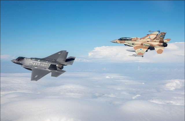 ▲ 이스라엘 공군의 F-35I와 F-16I. F-16I는 컨포멀 연료탱크를 부착해 다른 F-16보다 더 먼 거리를 비행할 수 있다. ⓒ위키피디아 공개사진-이스라엘 IAI 공개.