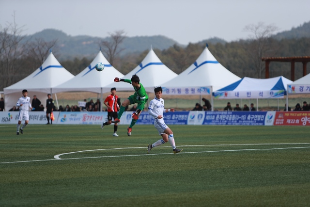 ▲ 무산중 vs 과천문원중이 제55회 춘계한국중등(U-15)축구연맹전 화랑그룹 결승전을 치르고 있다.ⓒ영덕군