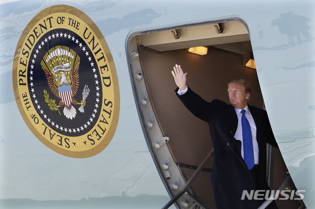 ▲ 도널드 트럼프 대통령이 25일(현지시간) 제2차 북미정상회담 장소인 베트남 하노이로 떠나기 위해 워싱턴 DC 인근 미 메릴랜드주 앤드류스 공군기지에서 전용기에 올라 인사하고 있다. ⓒ뉴시스