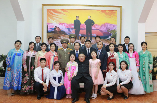 ▲ 북한 선전매체 은 27일 김정은의 베트남 현지 활동과 향후 일정을 상세히 보도했다. 사진은 이 보도한, 김정은과 베트남 주재 북한 대사관 직원·가족들의 기념사진. ⓒ조선중앙통신 화면캡쳐.