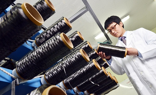 ▲ 효성 안양기술원에서 연구원이 효성첨단소재의 탄소섬유 제품을 살펴보고 있다. ⓒ효성