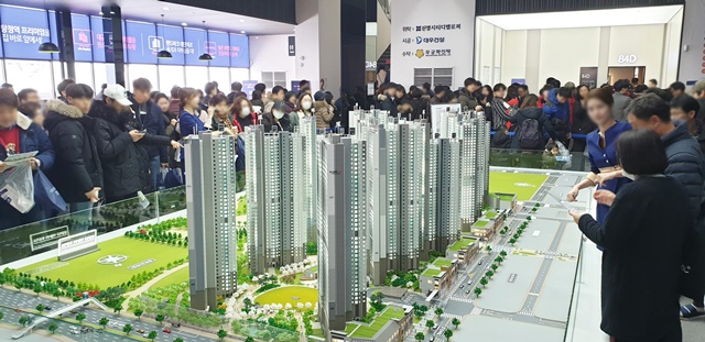 ▲ 자료사진. 최근 선보인 '탕정지구 지웰시티 푸르지오' 견본주택 내. ⓒ신영