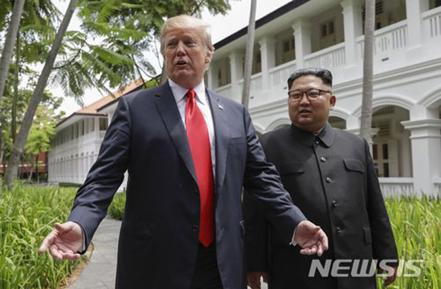 ▲ 미국과 북한이 영변 핵시설 폐쇄와 평화선언·연락사무소 설치·제재 완화를 교환한다는 데 잠정협의했다고 한다. 사진은 지난해 싱가포르 미북 정상회담 당시 트럼프 대통령과 김정은. ⓒ뉴시스. 무단전재 및 재배포 금지.