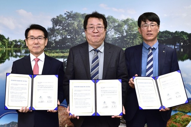 ▲ 송영수 일진글로벌 사장(왼쪽)과 권오봉 아세아시멘트 공장장(오른쪽)이 제천시와 제천화폐 구입 약정을 체결하고 있다.ⓒ제천시