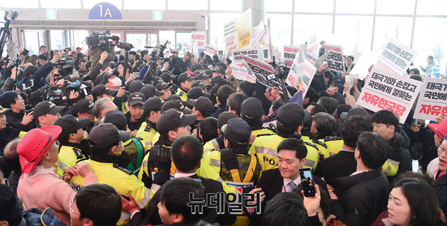 ▲ 27일 자유한국당 전당대회가 열린 경기도 일산 킨텍스에 민주노총 시위대가 찾아와 