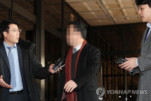 ▲ 우윤근 러시아 대사를 고소한 
 건설업자 장모씨가 서울중앙지검에 출석하는 모습. ⓒ연합뉴스 무단전재 및 재배포 금지