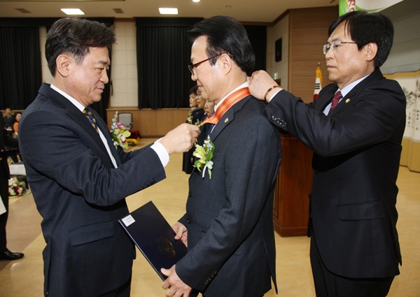 ▲ 김병우 충북도교육감이 27일 도교육청 화합관에서 토직교원에 대한 훈포장을 전수하고 있다.ⓒ충북도교육청