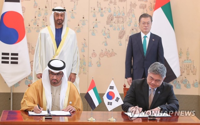 ▲ 안재현 SK건설 사장과 술탄 아흐메드 알 자베르 UAE 국무장관 겸 아부다비국영석유회사(ADNOC) 사장이 정유시설 계약 외부 공표 MOU에 서명하는 모습. ⓒ연합뉴스