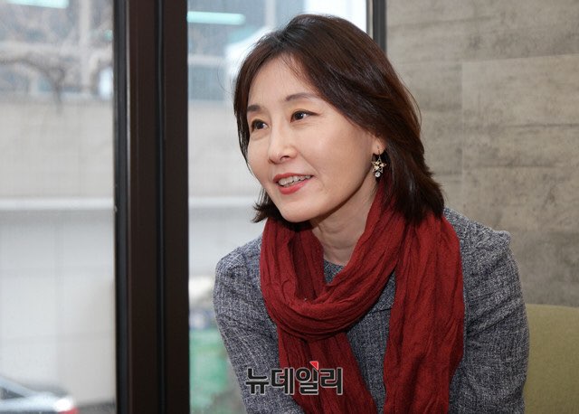 ▲ 김규나 작가가 25일 오후 광화문의 한 카페에서 인터뷰 질문에 답변하고 있다.ⓒ이기륭 기자