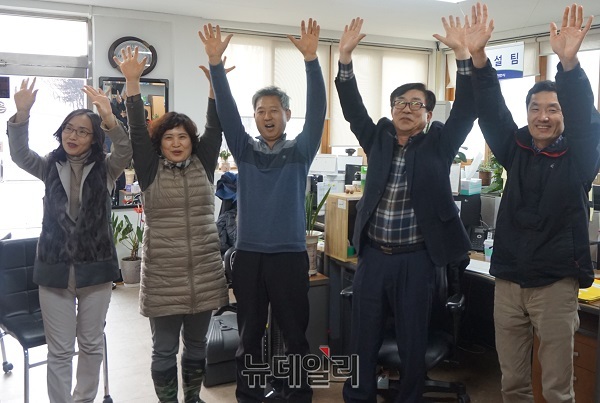 ▲ 유관순기념관 등 사적지 관리를 맡고 있는 천안시 공무원들이 지난 26일 국무회의에서 유 열사에 대한 대한민국 건국장 추가 서훈이 확정되자 사무실에서 만세를 부르고 있다. 사진 오른쪽 두번째가 김영태 천안시 문화도서관사업소 사적관리 과장.ⓒ김정원 기자