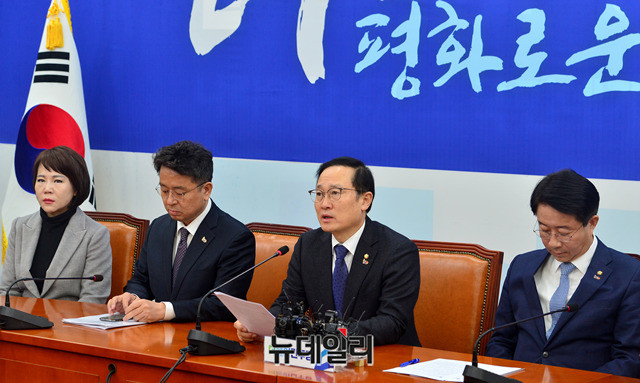 ▲ 홍영표 더불어민주당 원내대표가 21일 오전 국회에서 열린 정책조정회의에서 모두발언을 하고 있다. 박성원 기자