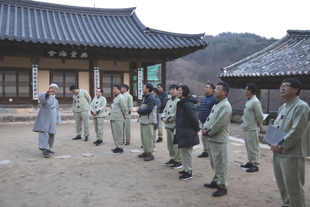 ▲ 경북도청 및 도의회 기자단이 21일 봉정사 주지 도륜스님으로 부터 봉정사 유래에 대해 설명을 듣고 있다.ⓒ경북도청 출입기자단