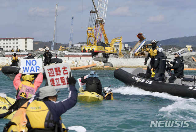 ▲ 지난해 12월 후텐마 기지 이전 예정지역인 헤노코 앞바다에서 시위 중인 오키나와 주민들. ⓒ뉴시스 AP. 무단전재 및 재배포 금지.