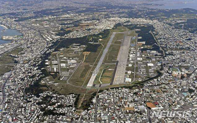 ▲ 오키나와 기노완시 중심가에 위치한 후텐마 기지. 오키나와 주민들은 이곳을 포함해 현 내에 있는 주일미군 전부가 철수하기를 바라고 있다. ⓒ뉴시스 AP. 무단전재 및 재배포 금지.