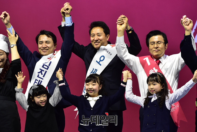 ▲ 27일 자유한국당 전당대회가 열린 경기도 일산 킨텍스 행사장에서 당원들을 향해 인사하고 있는 당대표 후보들.ⓒ이종현 기자