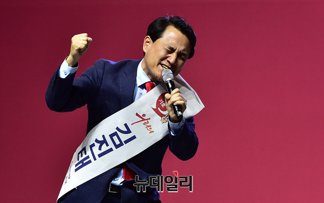 ▲ 27일 자유한국당 전당대회 전경. 행사가 열린 경기도 일산 킨텍스 제1전시장에 마련된 연단 위에서 김진태 당대표 후보가 목청을 높이고 있다.ⓒ이종현 기자
