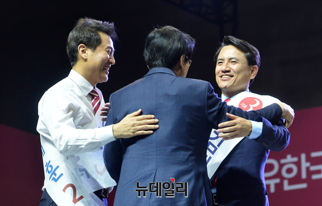 ▲ 27일 자유한국당 전당대회장(경기도 일산 킨텍스)에서 김진태, 오세훈, 황교안 후보가 서로 인사하고 있다.ⓒ이종현 기자