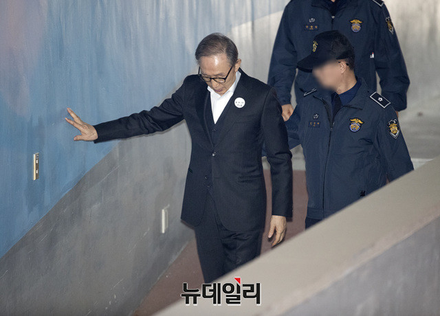 ▲ 이명박 전 대통령이 지난달 2일 첫 항소심 공판에 출석하기 위해 법정으로 향하고 있다.ⓒ뉴데일리DB
